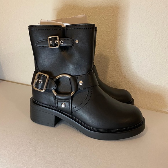 Universal Thread Black Ankle Boots - Picture 2 of 6